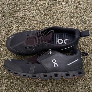 On cloud running shoes all black size 10